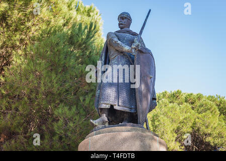 Statua di re Afonso Henriques - Afonso I del Portogallo soprannominato il conquistatore di Saint George Castle a Lisbona, Portogallo Foto Stock