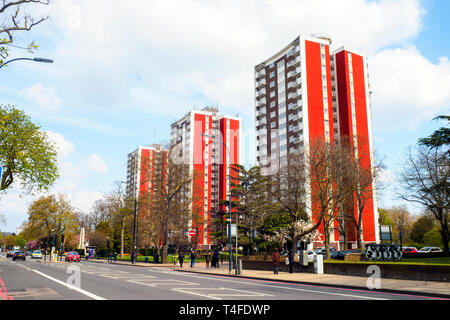 Lewisham High Street e la station wagon blocchi a torre a Lewisham Park - a sud-est di Londra - Inghilterra Foto Stock