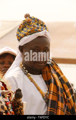 Voodoo festival a Ouidah, Benin. Kings simili da una parte e gli ospiti speciali alla festa. Foto Stock