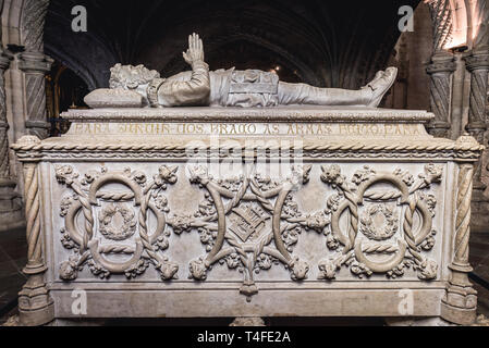 Tomba di Luis de Camoes nel monastero di San Geronimo - Mosteiro dos Jeronimos nel quartiere di Belem a Lisbona, Portogallo Foto Stock