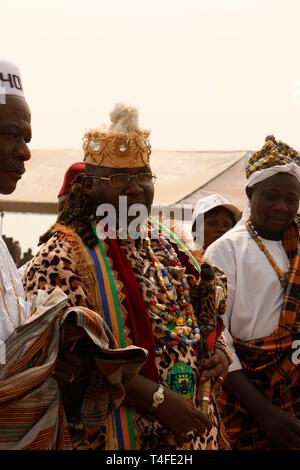 Voodoo festival a Ouidah, Benin. Kings simili da una parte e gli ospiti speciali alla festa. Foto Stock