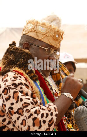 Voodoo festival a Ouidah, Benin. Kings simili da una parte e gli ospiti speciali alla festa. Foto Stock