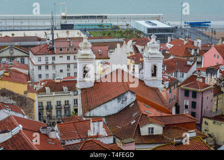 Vista aerea con la Chiesa di Sao Miguel da Miradouro das Portas do Sol punto di visualizzazione nel quartiere di Alfama della cittã di Lisbona, Portogallo Foto Stock