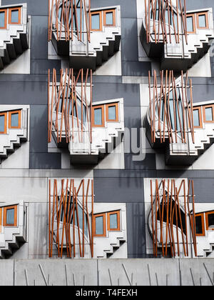 Dettaglio dell'edificio del Parlamento scozzese a Holyrood a Edimburgo in Scozia Foto Stock