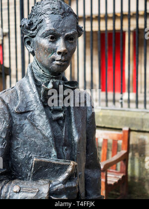 Statua del poeta Robert Fergusson da David Annand fuori Canongate Kirk sul Royal Mile di Edimburgo in Scozia Foto Stock