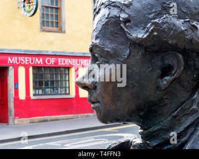 Statua del poeta di fronte al Museo di Edimburgo sulla Canongate il Royal Mile di Edimburgo in Scozia Foto Stock