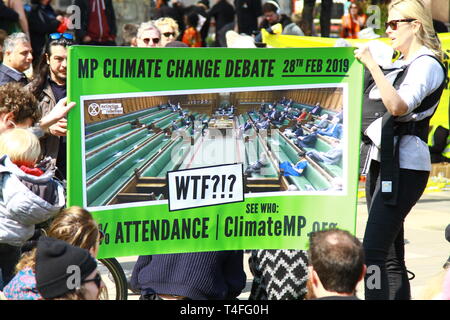 Dibattito sul cambiamento climatico segno raffigurante come alcuni membri del Parlamento hanno partecipato al dibattito sul cambiamento climatico IN HOUSE OF COMMONS IL 28 FEBBRAIO 2019. Estinzione della ribellione dimostrazione su 15APRILE 2019 IN PIAZZA DEL PARLAMENTO, WESTMINSTER, LONDON, Regno Unito. Foto Stock