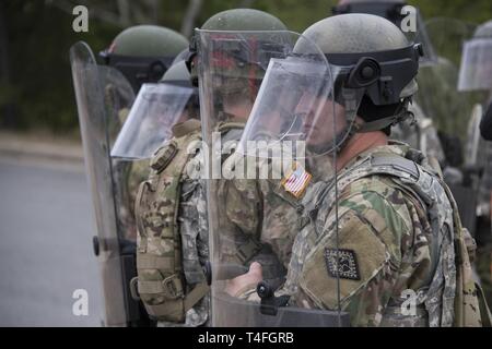 Soldati con il 216th Polizia Militare Company stabilire un perimetro durante il funzionamento falange, tenuto 30-31 marzo 2019, a Little Rock AFB, Arkansas. Il funzionamento è un esercizio congiunto ospitato dall'Arkansas la Guardia Nazionale per usi civili e militari per addestrare i loro membri in tattiche e tecniche utilizzate per rispondere a un disturbo civile. Foto Stock