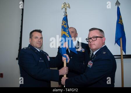 Lt. Col. Todd Hudson si abbandona il comando delle operazioni 152squadrone di supporto a 152gruppo Operations Commander, Lt. Col. Evan Kirkwood Aprile 7, 2019 in operazioni di costruzione di auditorium presso il Nevada Air National Guard Base, Reno, Nev. Foto Stock