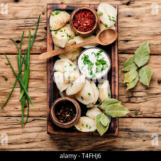 Gnocchi di patate con ripieno di patate.Vareniki.tradizionale cibo ucraino.Varenyky con patate Foto Stock