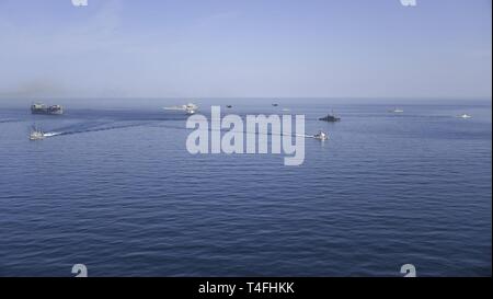 Golfo Arabico (10 aprile 2019) DEGLI STATI UNITI Marine Expeditionary sea base USS Lewis B. estrattore (ESB 3), fleet ocean tug USNS Catawba (T-ATF 168), Avenger-classe contromisure mine nave USS Sentry MCM (3), isola-class pattugliamento costiero barche USCGC Maui (WPB 1304) e USCGC Wrangell (WPB 1332); il Regno Unito Royal Navy la RFA Cardigan Bay (L3009); il francese Marine Nationale's minehunters FS L'Aigle (M647) e FS Sagittaire (M650); il Regno Unito Royal Navy minehunters dell'HMS Shoreham (M112) e HMS Ledbury (M30); e contromisure Mine Squadron (HM-15) MH-53E mare Dragon elicotteri navigare l'Ara Foto Stock