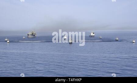 Golfo Arabico (10 aprile 2019) DEGLI STATI UNITI Marine Expeditionary sea base USS Lewis B. estrattore (ESB 3), fleet ocean tug USNS Catawba (T-ATF 168), Avenger-classe contromisure mine nave USS Sentry MCM (3), isola-class pattugliamento costiero barche USCGC Maui (WPB 1304) e USCGC Wrangell (WPB 1332); il Regno Unito Royal Navy la RFA Cardigan Bay (L3009); il francese Marine Nationale's minehunters FS L'Aigle (M647) e FS Sagittaire (M650); il Regno Unito Royal Navy minehunters dell'HMS Shoreham (M112) e HMS Ledbury (M30); e contromisure Mine Squadron (HM-15) MH-53E mare Dragon elicotteri navigare l'Ara Foto Stock