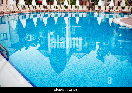 Piscina e sale nelle vicinanze dell'hotel. Foto Stock