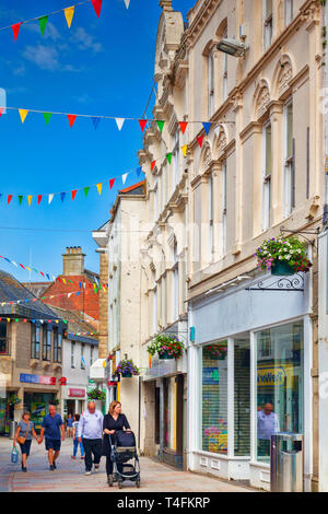 11 giugno n2018: St Austell, Cornwall, Regno Unito - People shopping in Fore Street. Foto Stock