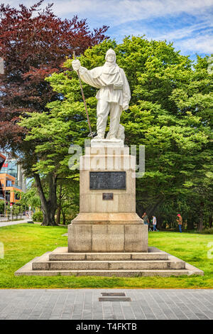 3 gennaio 2019: Christchurch, Nuova Zelanda - Statua del capitano Robert Falcon Scott lungo il fiume Avon in Christchurch. La statua fu scolpita da hi Foto Stock