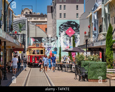 3 gennaio 2019: Christchurch, Nuova Zelanda - Regent Street nel centro di Christchurch, con caffè all'aperto e negozi di specialità e i tram rou Foto Stock