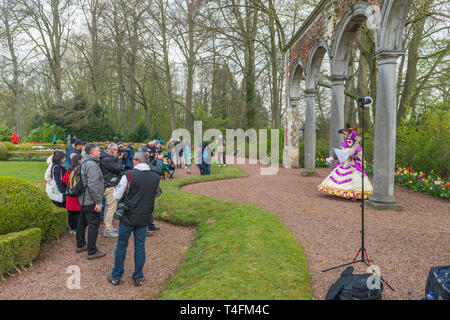 Floralia 2019 evento presso il castello di Grand Bigard. Fotografi che circondano i modelli della sfilata veneziano. Foto Stock