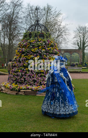 Mascherato modello femmina durante la parata veneziano a Floralia 2019 evento presso il castello di Grand Bigard, Bruxelles, Belgio Foto Stock