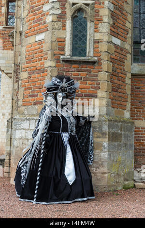 Mascherato modello femmina durante la parata veneziano a Floralia 2019 evento presso il castello di Grand Bigard, Bruxelles, Belgio Foto Stock