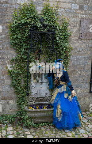 Mascherato modello femmina durante la parata veneziano a Floralia 2019 evento presso il castello di Grand Bigard, Bruxelles, Belgio Foto Stock