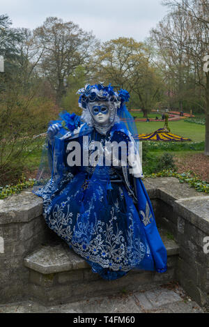 Mascherato modello femmina durante la parata veneziano a Floralia 2019 evento presso il castello di Grand Bigard, Bruxelles, Belgio Foto Stock