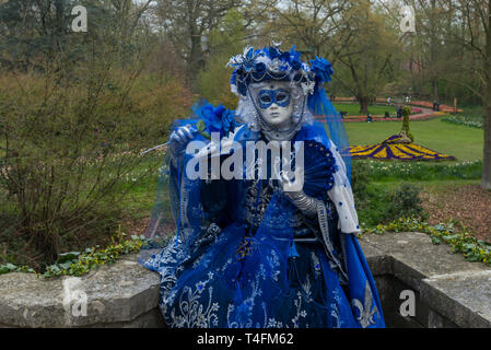 Mascherato modello femmina durante la parata veneziano a Floralia 2019 evento presso il castello di Grand Bigard, Bruxelles, Belgio Foto Stock