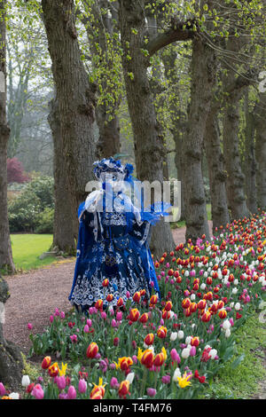 Mascherato modello femmina durante la parata veneziano a Floralia 2019 evento presso il castello di Grand Bigard, Bruxelles, Belgio Foto Stock