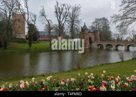 Ponte e ingresso al castello di Grand Bigard durante la Floralia Bruxelles evento nel 2019 Foto Stock