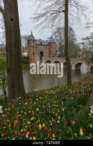 Ponte e ingresso al castello di Grand Bigard durante la Floralia Bruxelles evento nel 2019 Foto Stock