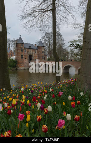 Ponte e ingresso al castello di Grand Bigard durante la Floralia Bruxelles evento nel 2019 Foto Stock