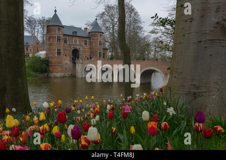 Ponte e ingresso al castello di Grand Bigard durante la Floralia Bruxelles evento nel 2019 Foto Stock