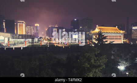 Xian skyline con parete della città di notte, dai toni di colore immagine, Cina. Foto Stock