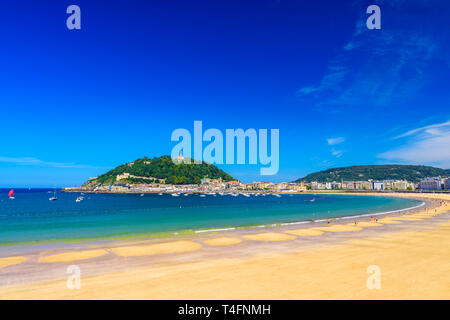 La Concha Beach a San Sebastian donostia, Spagna. Miglior spiaggia europea nella giornata di sole Foto Stock