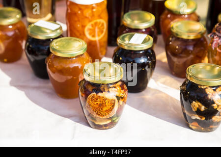 Frutti di caramelle in vasi su un mercato- Foto Stock