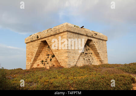 Antica torre di avvistamento. Antica torre di avvistamento sulla costa mediterranea. Foto Stock