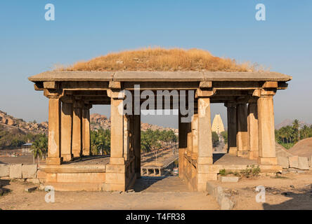 Padiglione presso l'estremità orientale di Hampi Bazaar, India Foto Stock