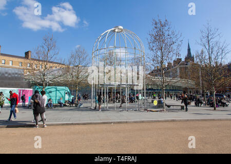 Giant Birdcage swing (identificato Flying Object )esterno ,dalla stazione Kings Cross, London, England, Regno Unito. Foto Stock