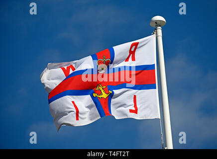 R.N.L.I. battenti bandiera presso il Royal National scialuppa di salvataggio istituzione stazione. Marine Drive centrale, Morecambe, Lancashire, Inghilterra, Regno Unito, Europa. Foto Stock