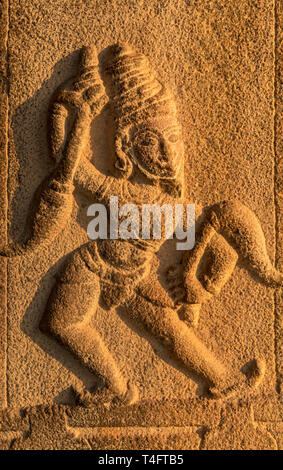 Close-up di figura scolpita su pilastri di Kadalekalu Ganesha tempio, Hampi, India Foto Stock