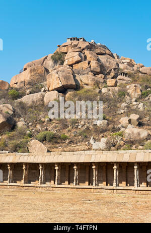 Matanga Hill visto dal Tempio Achyutaraya, Hampi, India Foto Stock