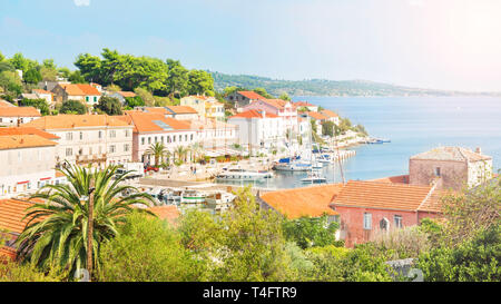 Vista panoramica del piccolo villaggio di pescatori con belle case con orange tetti di tegole su soleggiate giornate estive, Sali Dugi Otok, Croazia Foto Stock