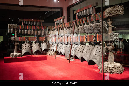 26 aprile 2018, Wuhan Hubei Cina : Bianzhong Jingle Bells un antico Bronzo cinese degli strumenti musicali all'interno dell'Hubei Provincial Museum a Wuhan Chi Foto Stock