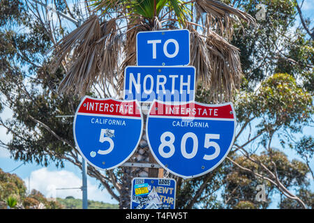 Interstate via segni in California Foto Stock