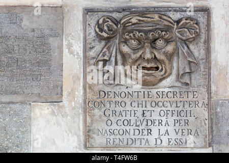 'Lion bocca dell' casella postale per anonimo denuncie, Palazzo del Doge di Venezia, Italia Foto Stock