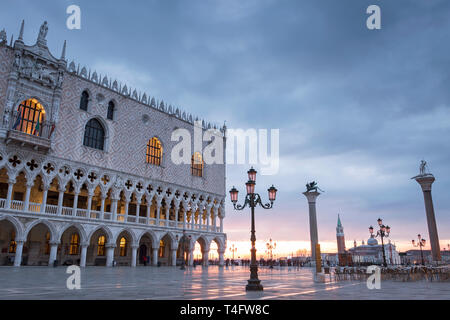 Palazzo Ducale) e colonne di San Marco e di San Teodoro a sunrise, Piazza San Marco (Piazza San Marco), Venezia, Italia e Europa Foto Stock