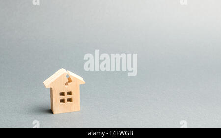 Una casa in legno con una crepa. Il concetto di una casa danneggiata, fatiscente alloggiamento. Home riparazione dopo la catastrofe. Lavori di ristrutturazione e restauro della vecchia build Foto Stock