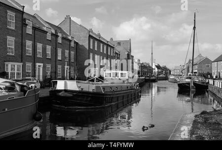 Vintage chiatte ormeggiata lungo la Beck (canale) fiancheggiate da case in primavera a Beverley, Yorkshire, Regno Unito. Foto Stock