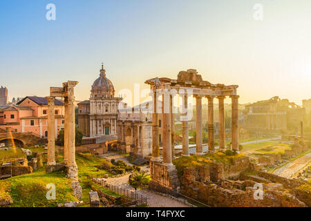 Foro Romano in Italia a Roma con gli antichi edifici e punti di riferimento durante il sunrise Foto Stock