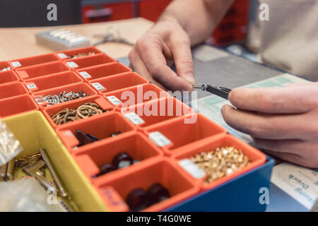 Lockmith lavorando su una serratura la riparazione di esso Foto Stock