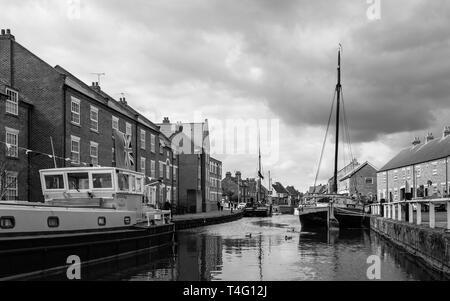 Vintage chiatte ormeggiata lungo la Beck (canale) fiancheggiate da case in primavera a Beverley, Yorkshire, Regno Unito. Foto Stock